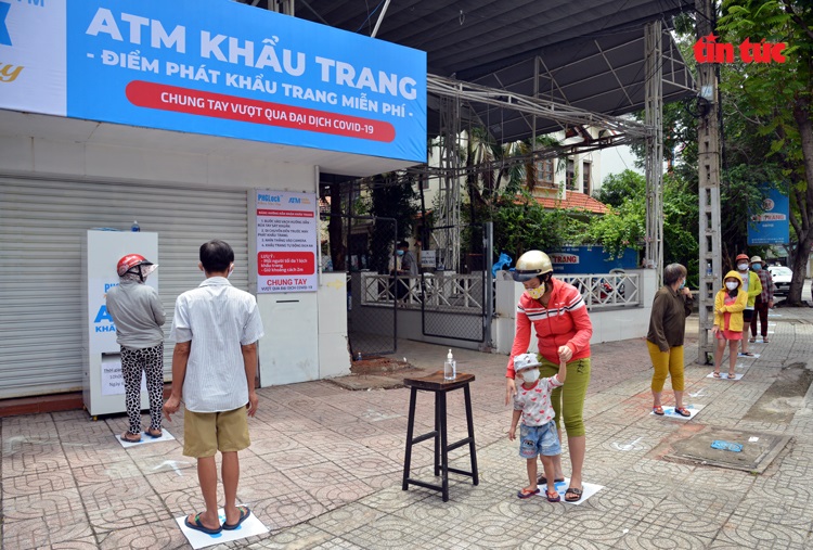 “ATM khẩu trang” miễn phí đến tay người dân TP Hồ Chí Minh