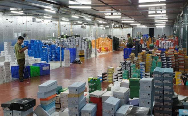Ai phải chịu trách nhiệm về sự tồn tại của kho hàng lậu rộng hơn 10 000 m2