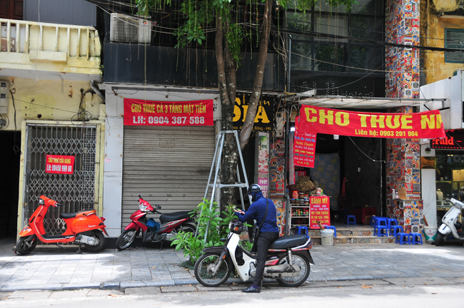 Nhiều cửa hàng kinh doanh tại Hà Nội đóng cửa vì dịch COVID-19