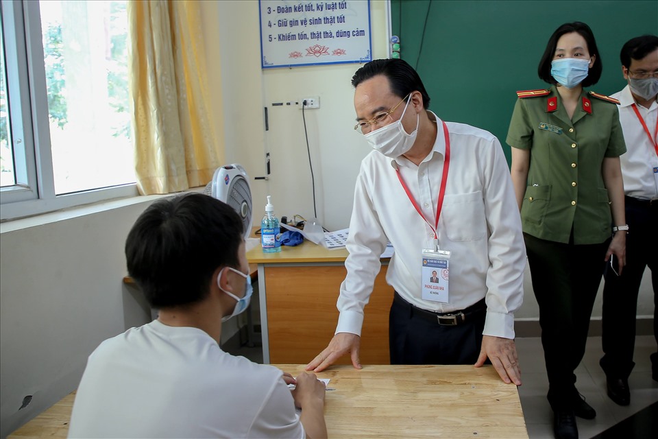 Bộ trưởng Phùng Xuân Nhạ kiểm tra công tác chuẩn bị thi tại Hà Nội