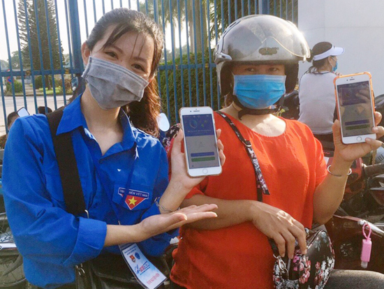 Thanh niên Thủ đô cùng nhau kêu gọi người dân sử dụng ứng dụng Bluezone