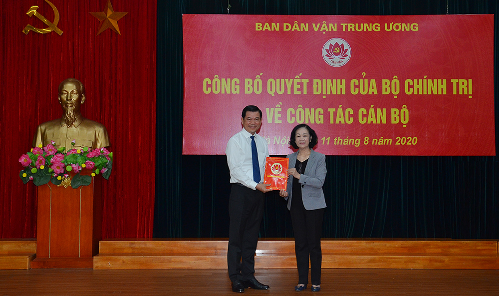 Công bố quyết định của Bộ Chính trị về công tác cán bộ