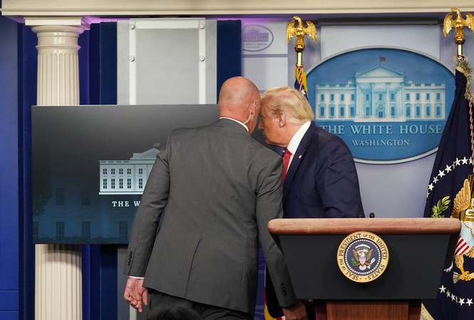 Tổng thống Donald Trump được hộ tống ra khỏi phòng họp sau vụ nổ súng