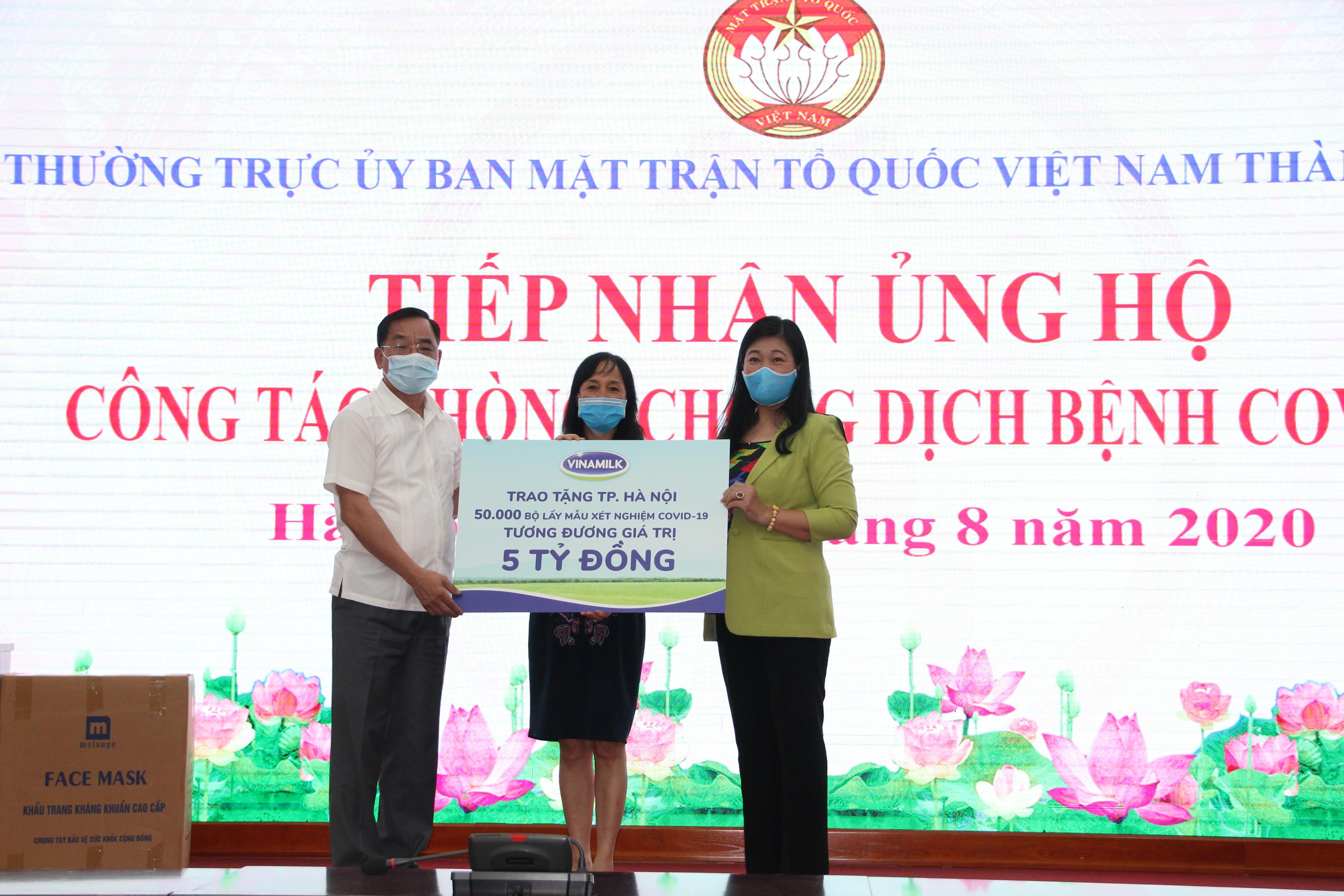 Hà Nội tiếp nhận 50 nghìn bộ lấy mẫu xét nghiệm COVID-19