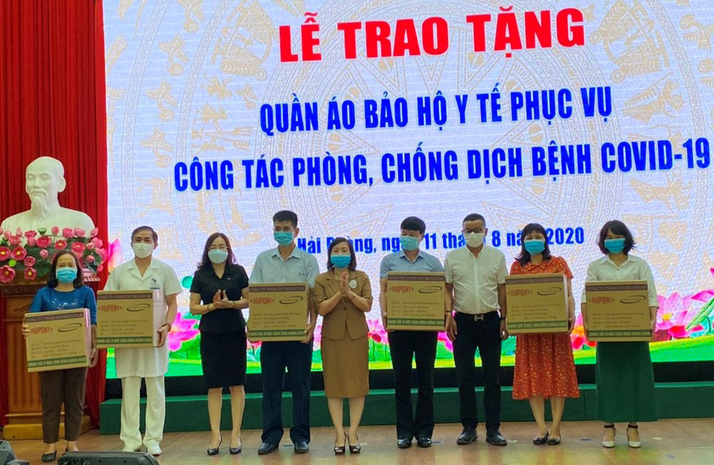 Tặng 3 000 bộ quần áo phòng hộ chống dịch cho 15 cơ sở y tế Hải Phòng