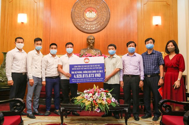 Nhiều tổ chức, cá nhân tiếp tục ủng hộ công tác phòng chống dịch COVID-19