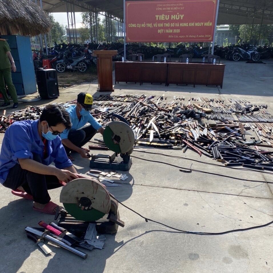 Tiêu hủy vũ khí thô sơ, hung khí nguy hiểm, công cụ hỗ trợ sai quy định