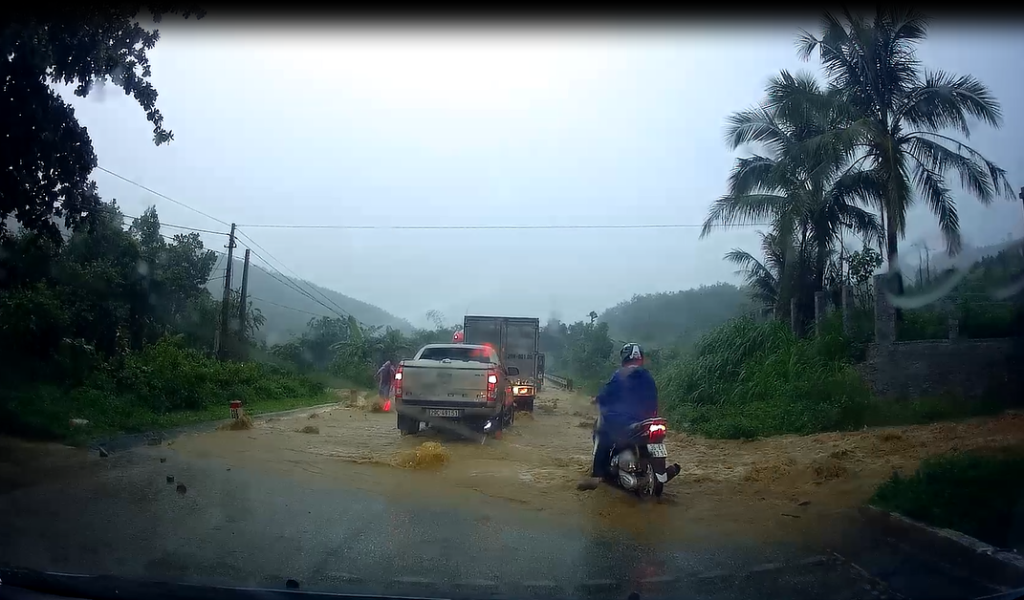 Mưa lớn gây sạt lở trên đường Hồ Chí Minh đoạn qua tỉnh Hòa Bình