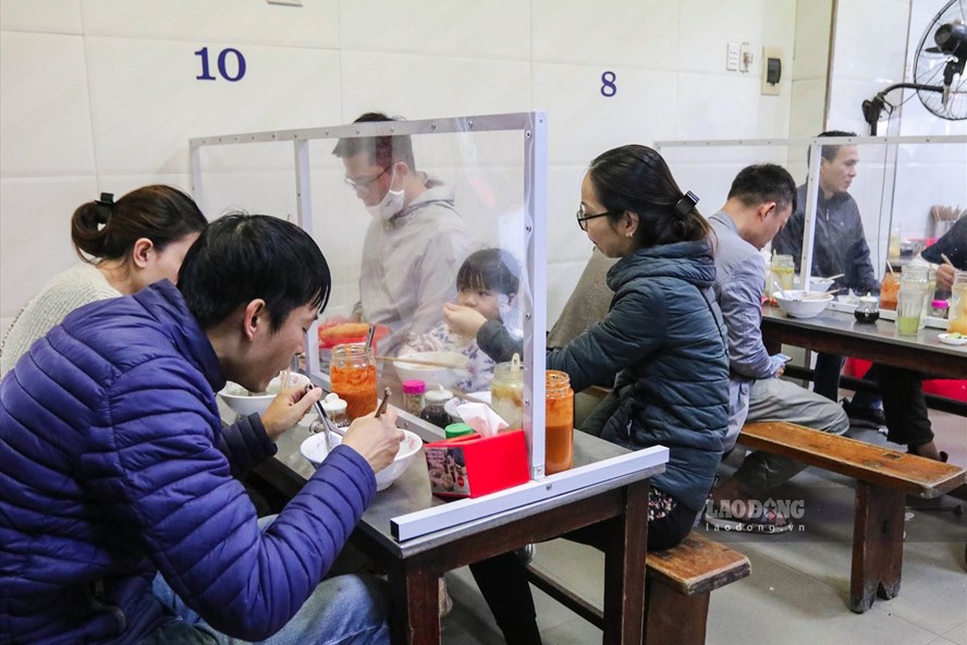 Hà Nội Từ 0h ngày 19 8, các nhà hàng, quán bia, quán cà phê phải giãn cách 1m