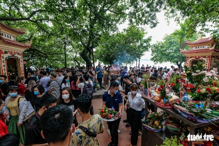 Đóng cửa Phủ Tây Hồ vì hàng nghìn người chen chân đi lễ