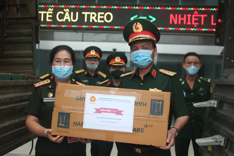 Trao tặng trang bị y tế cho Quân đội Nhân dân Lào phòng, chống dịch COVID-19