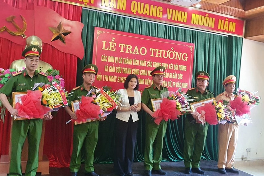 Khen thưởng các đơn vị điều tra, giải cứu thành công cháu bé 2 tuổi tại Bắc Ninh
