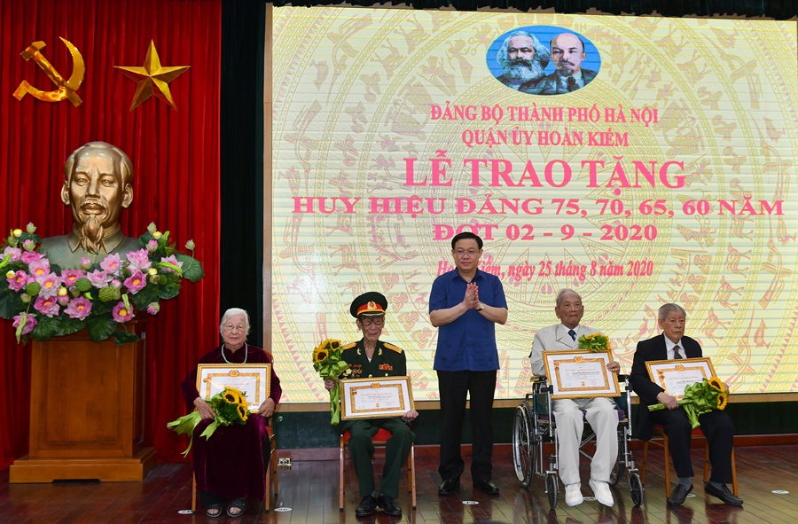 Bí thư Thành ủy Hà Nội trao Huy hiệu Đảng cho các đảng viên lão thành