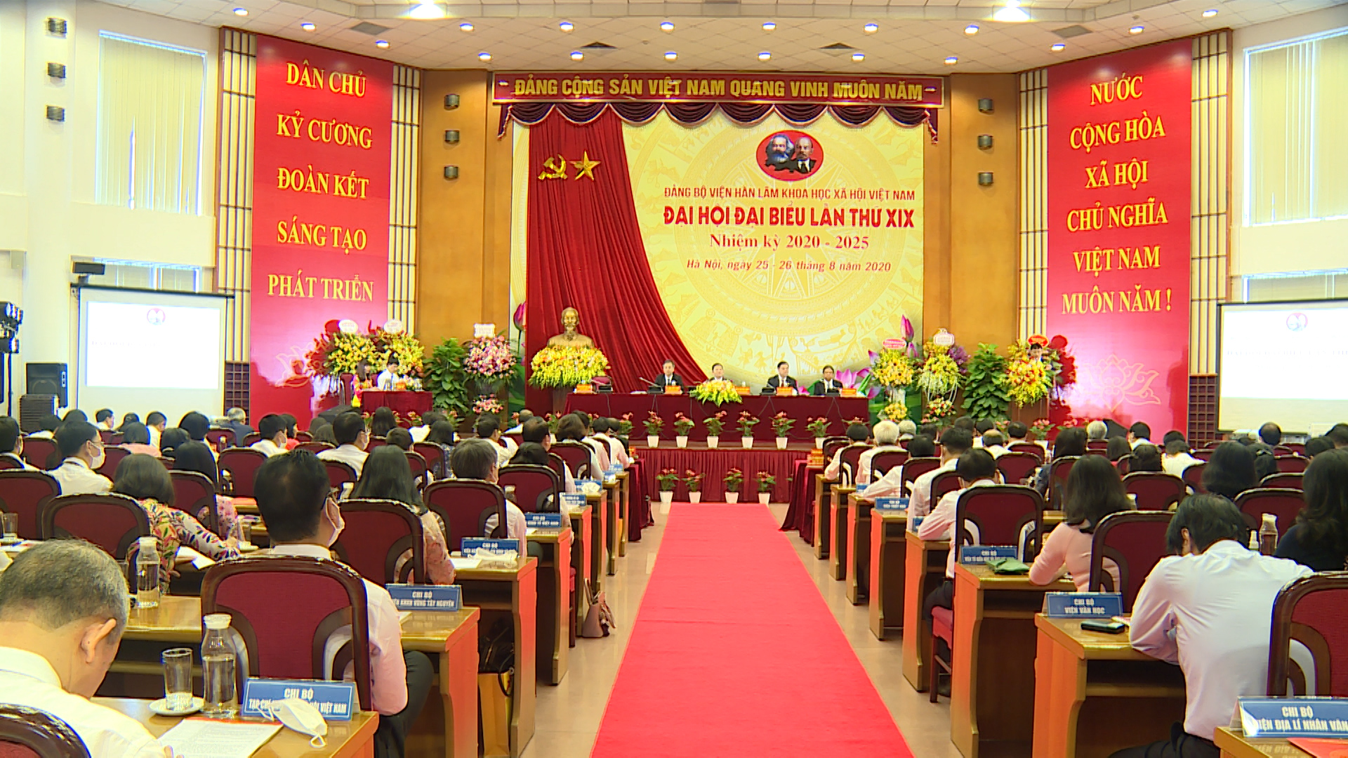 Xây dựng và phát triển Đảng bộ Viện Hàn lâm Khoa học Xã hội vững mạnh và toàn diện

​