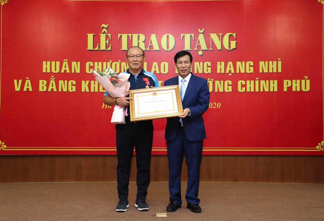 HLV Park Hang Seo xúc động khi nhận Huân chương Lao động hạng Nhì