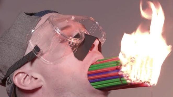 Ngậm 100 cây nến còn đang cháy trong miệng