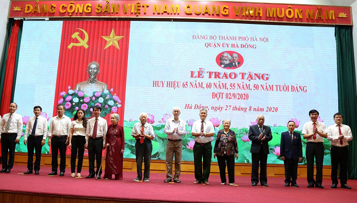 Hà Nội Trên 7 500 đảng viên được trao Huy hiệu Đảng