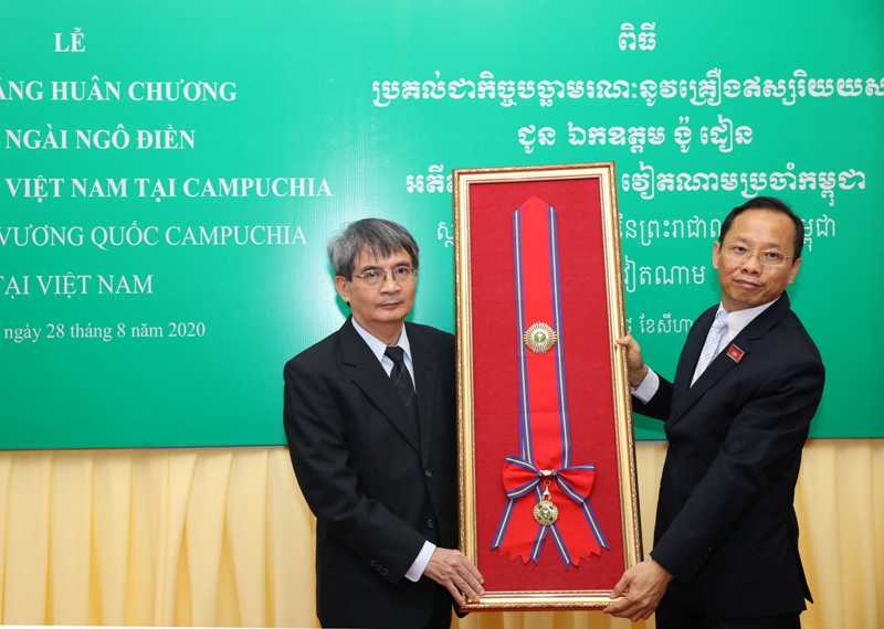 Truy tặng Huân chương cho cố Đại sứ Việt Nam tại Campuchia Ngô Điền