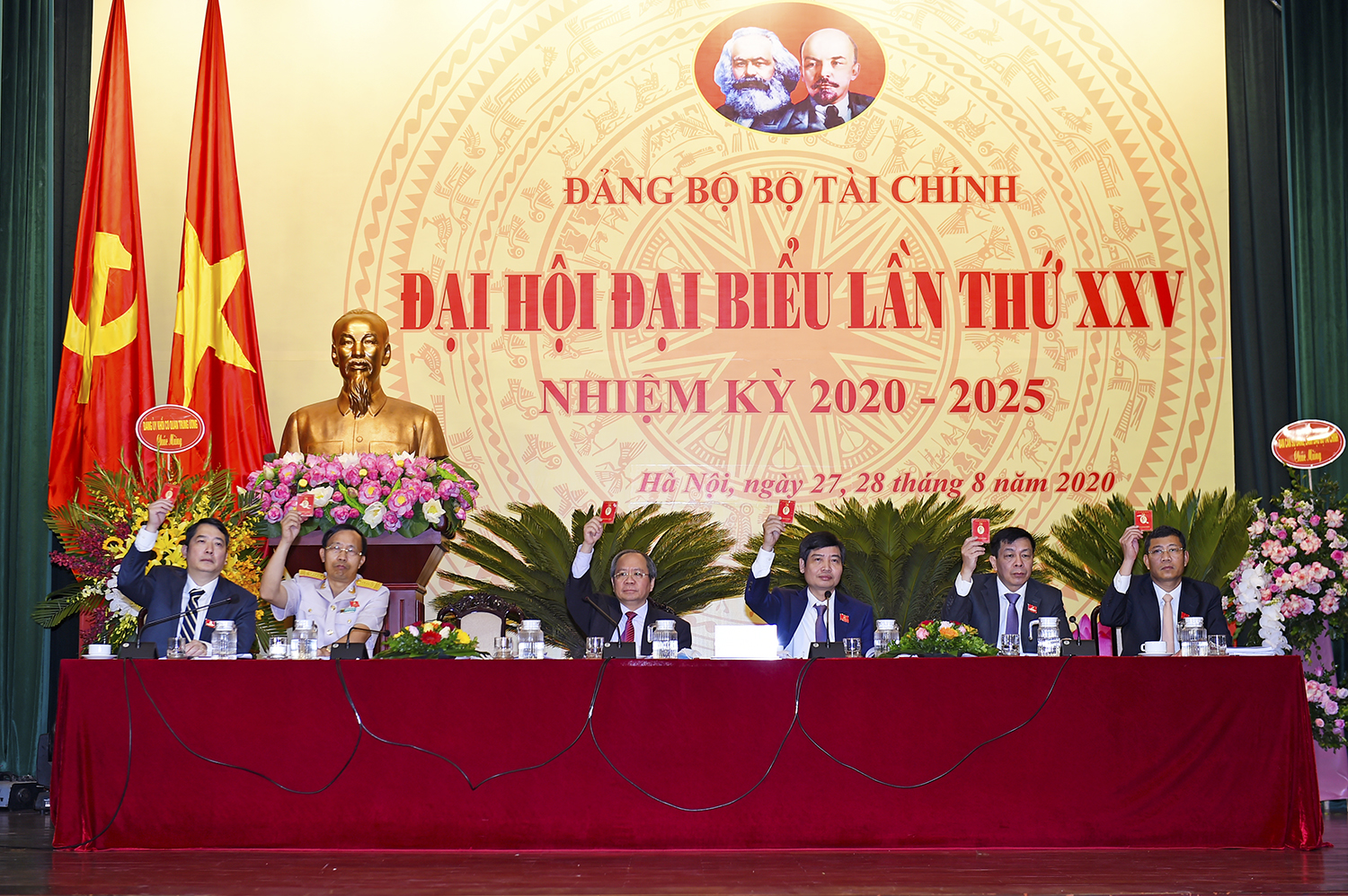 Duy trì ổn định kinh tế vĩ mô, củng cố tiềm lực tài chính quốc gia