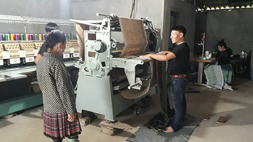Người gìn giữ, phát triển thổ cẩm trên bản Mông heo hút