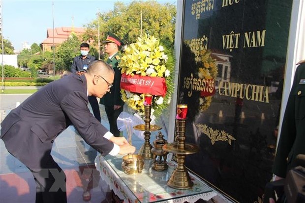 Đại sứ quán Việt Nam tại Campuchia đặt vòng hoa tưởng niệm tại Đài Hữu nghị