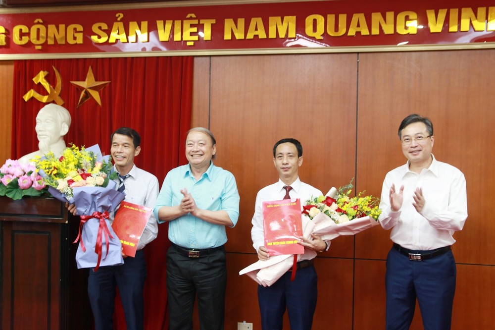 Ban Tuyên giáo Trung ương trao quyết định bổ nhiệm 2 Vụ trưởng