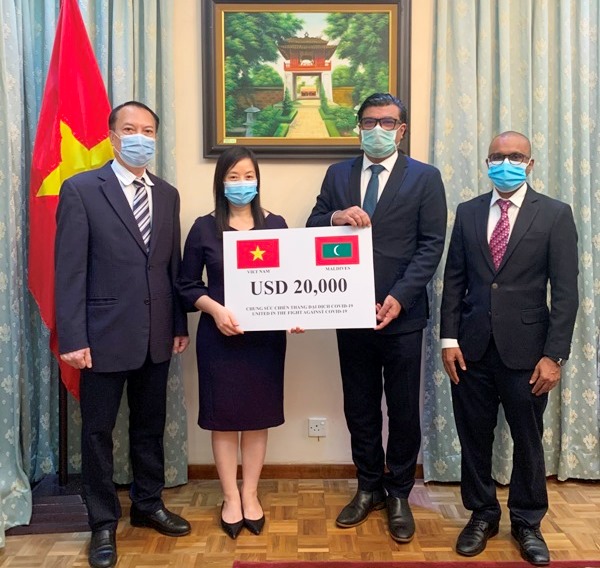 Trao quà tặng Chính phủ Man-đi-vơ phòng, chống COVID-19
