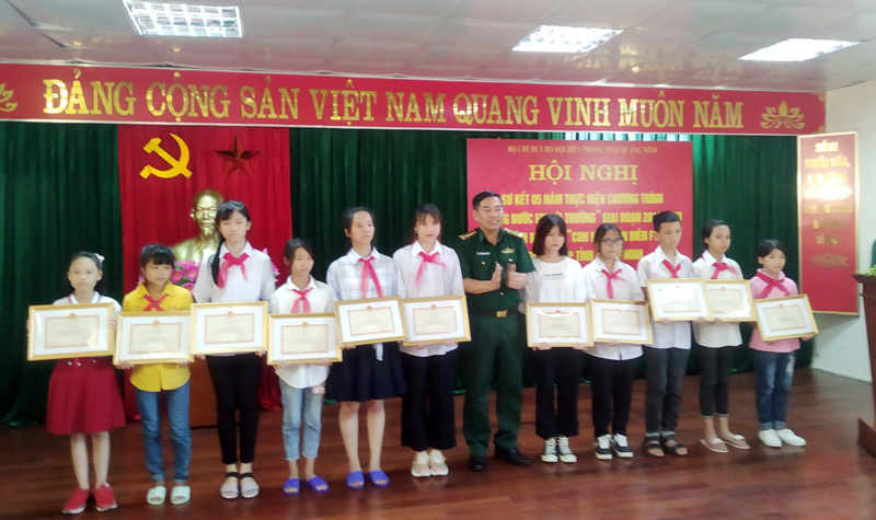 Đồng hành cùng học sinh nghèo vùng biên