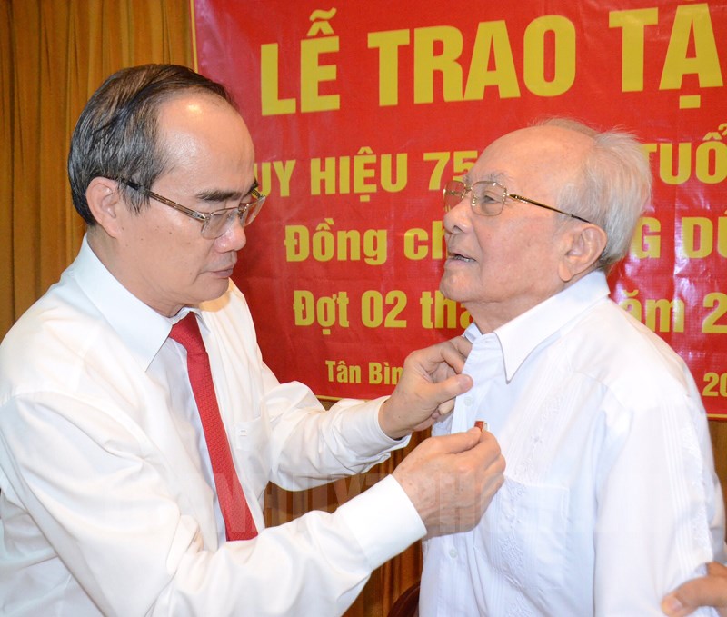 Đồng chí Nguyễn Thiện Nhân trao Huy hiệu 75 năm tuổi Đảng cho đảng viên lão thành
