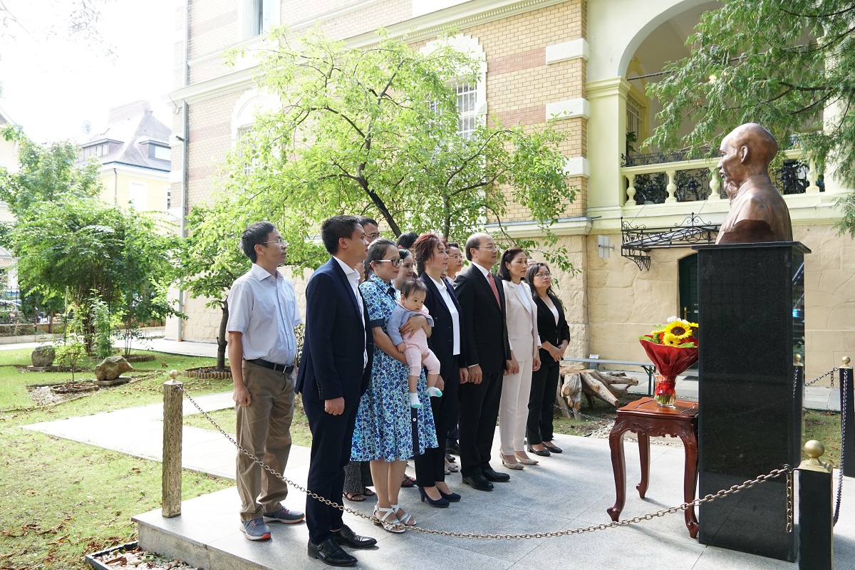 Đại sứ quán Việt Nam tại Áo dâng hương tưởng niệm Chủ tịch Hồ Chí Minh nhân dịp Quốc khánh 2 9