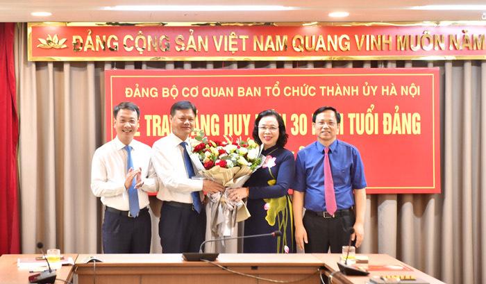 Trao Huy hiệu 30 năm tuổi Đảng cho Trưởng ban Tổ chức Thành ủy Hà Nội