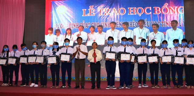 Sóc Trăng tặng 406 suất học bổng cho học sinh, sinh viên nghèo hiếu học