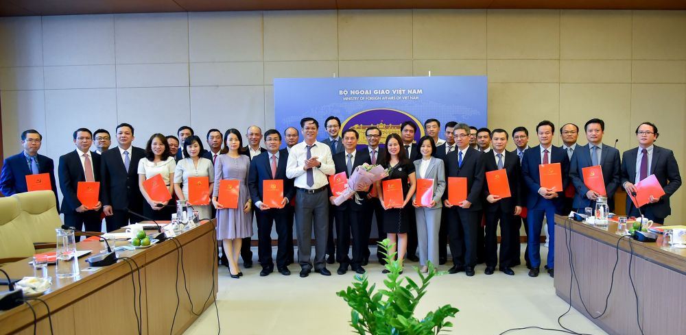 Trao quyết định chuẩn y các chức danh Đảng ủy Bộ Ngoại giao nhiệm kỳ 2020-2025