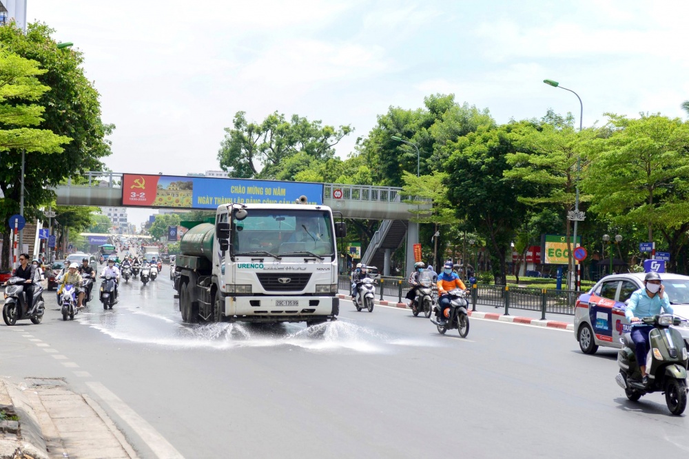 Hà Nội Phun nước, rửa đường giảm bụi và ô nhiễm