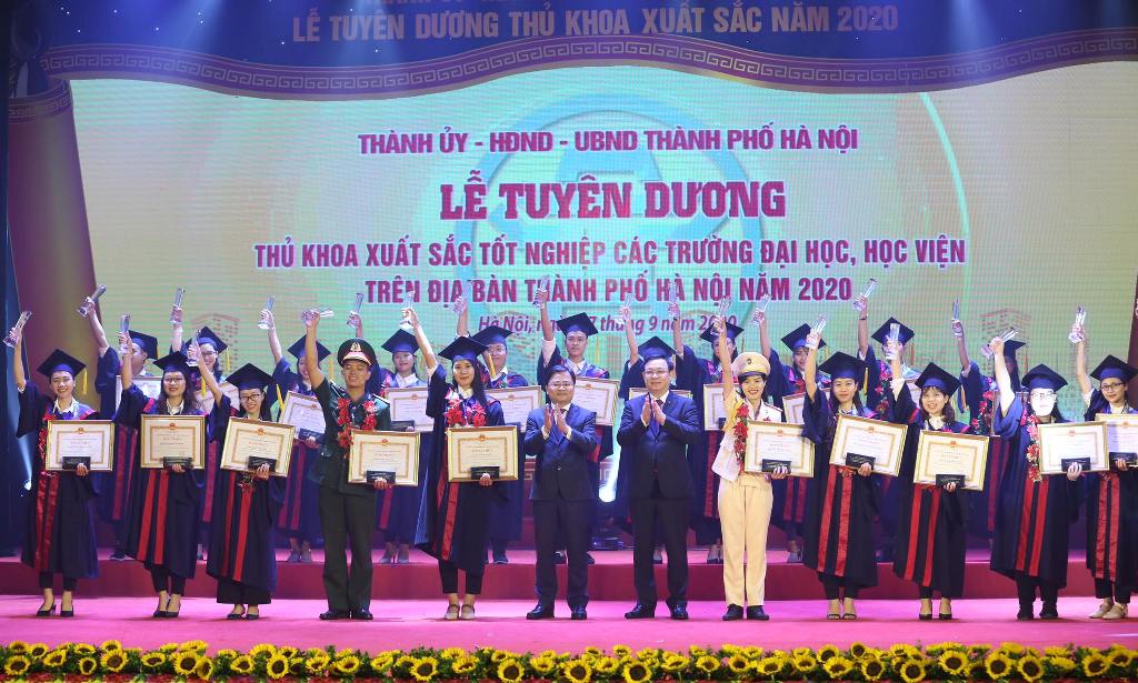 Hà Nội tuyên dương 88 thủ khoa xuất sắc tốt nghiệp các trường đại học