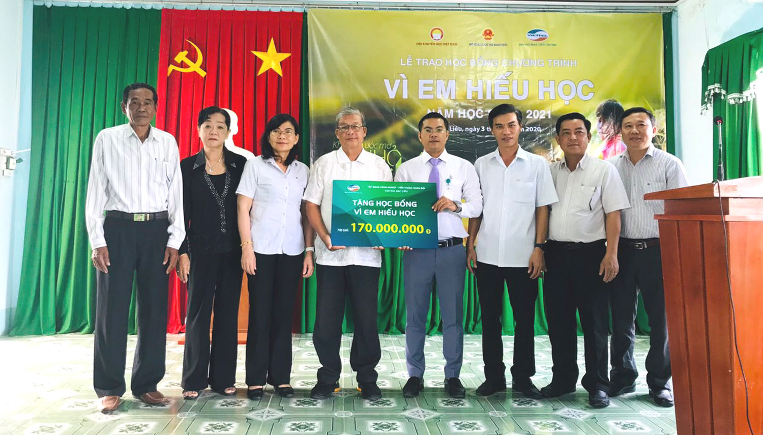 Viettel trao 24 300 suất học bổng “Vì em hiếu học”