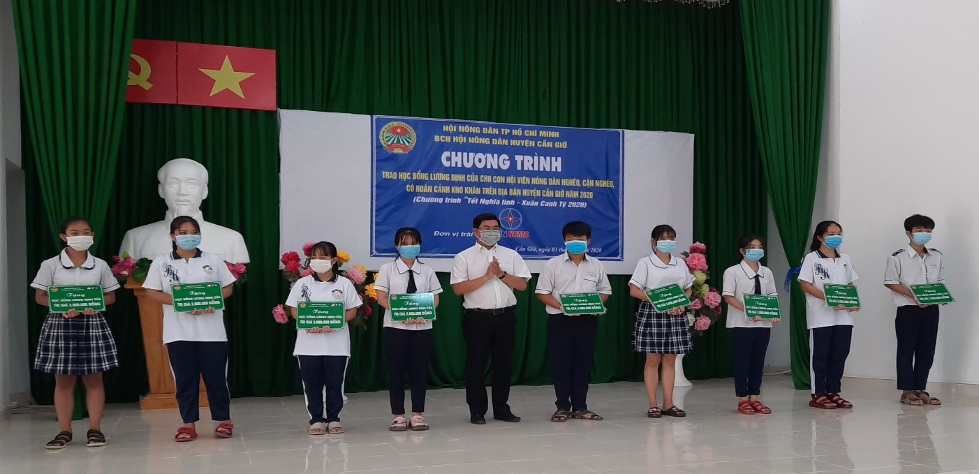 EVNHCMC Nhiều hoạt động tiếp sức học sinh đến trường