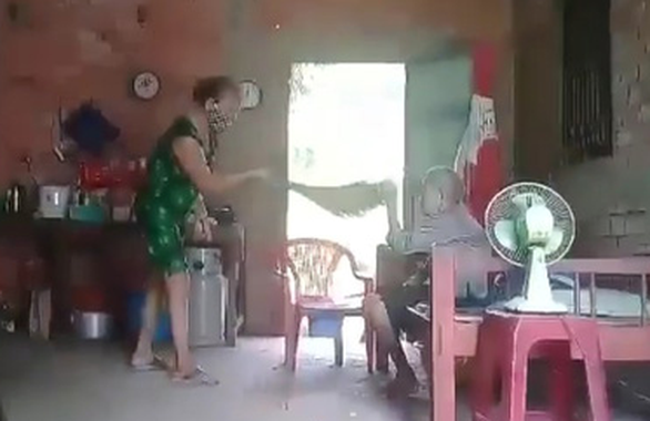 Long An Khởi tố, bắt tạm giam người phụ nữ hành hạ mẹ ruột