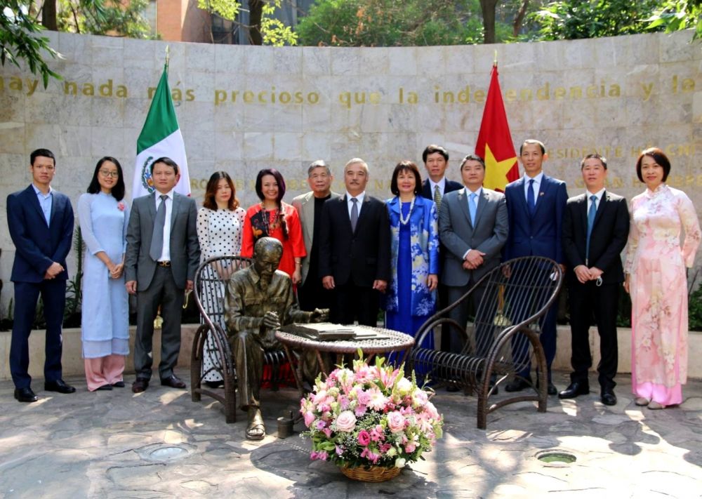 Dâng hoa tưởng niệm Chủ tịch Hồ Chí Minh tại thủ đô Mexico