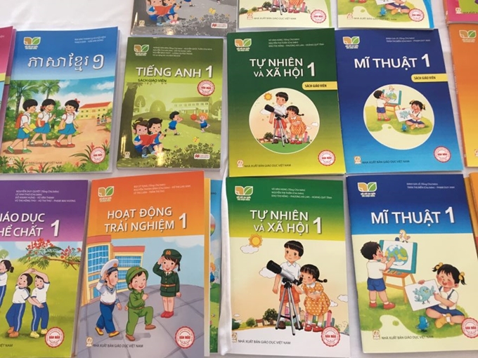 Sách giáo khoa “đội giá”, phụ huynh “nặng gánh” đầu năm