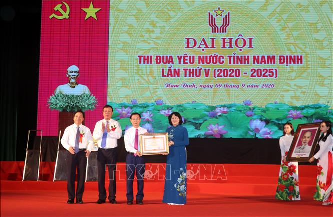 Lựa chọn các tập thể, cá nhân để khen thưởng phải có tính nêu gương thực sự