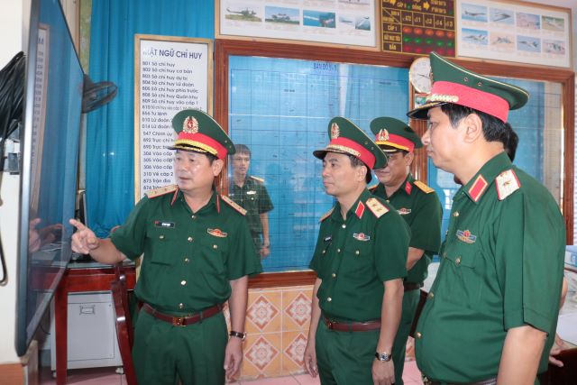 Kiểm tra công tác phòng không lục quân tại Quân khu 4