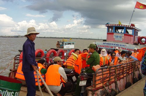 Ai phải mặc áo phao cứu sinh trên phương tiện vận tải hành khách ngang sông