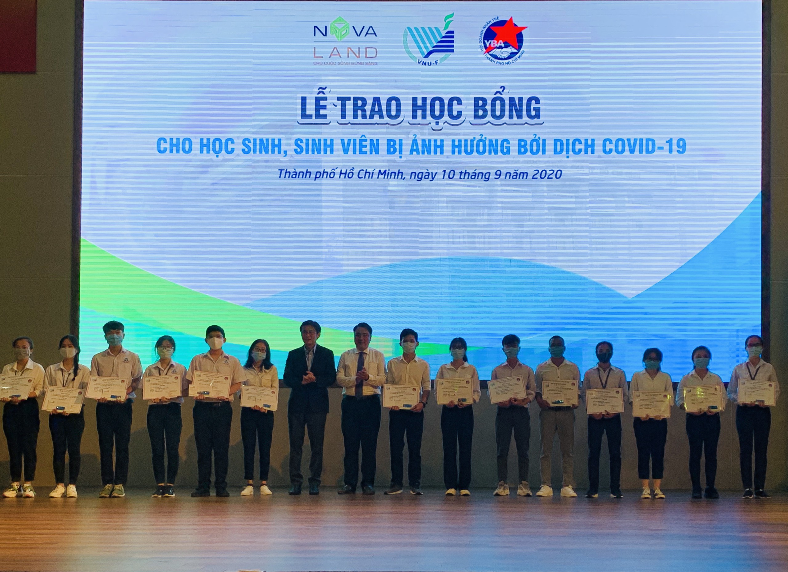 Trao tặng 350 suất học cho học sinh, sinh viên có hoàn cảnh khó khăn