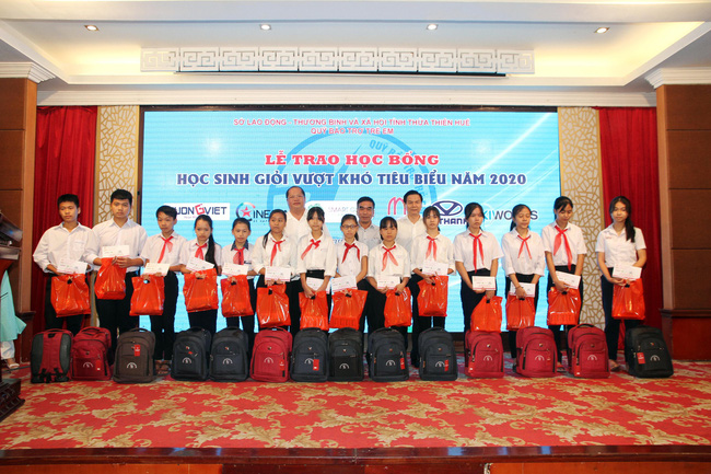 Thừa Thiên Huế 100 học sinh giỏi vượt khó tiêu biểu nhận học bổng năm 2020