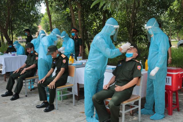 Trao quà hỗ trợ COVID-19 cho cán bộ sỹ quan Quân đội nhân dân Lào