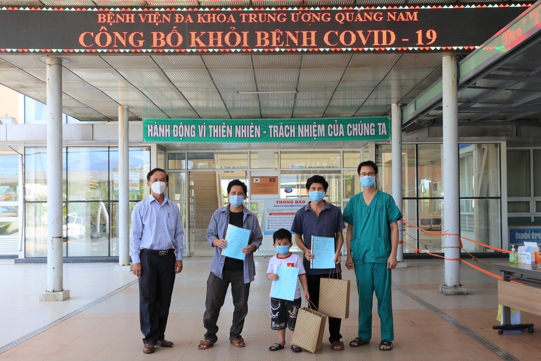 Bé 5 tuổi và 2 người có bệnh lý nền nặng khỏi COVID-19