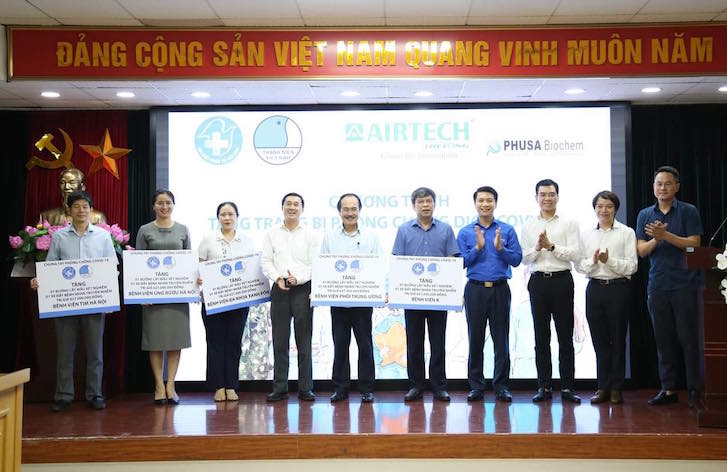 Tặng buồng lấy mẫu xét nghiệm và xe đẩy bệnh nhân truyền nhiễm cho 05 bệnh viện