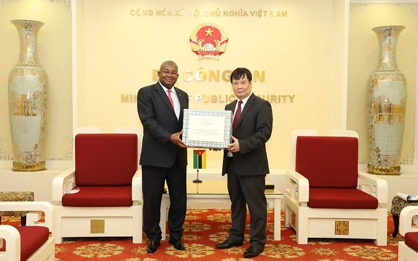 Trao tặng Bộ Nội vụ Mozambique 20 nghìn khẩu trang phòng, chống dịch