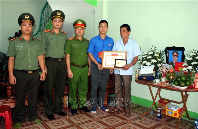 Truy tặng Huy hiệu “Tuổi trẻ dũng cảm” cho chiến sỹ Công an hy sinh khi làm nhiệm vụ